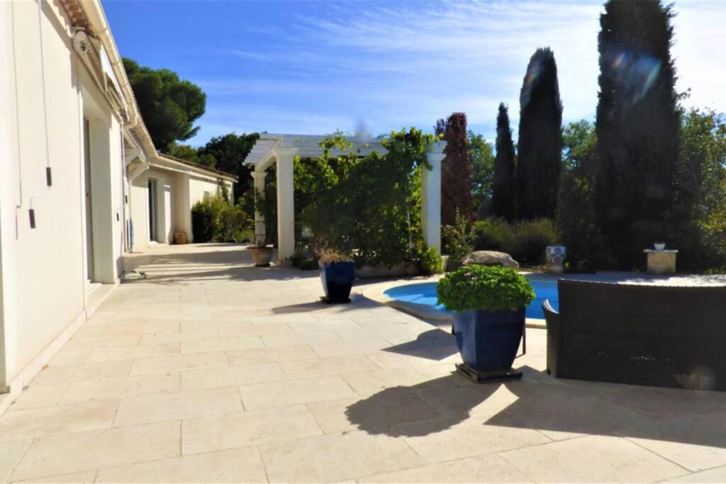 Ibis - Villa Avec Piscine, Jardin Et Parking Arles Buitenkant foto