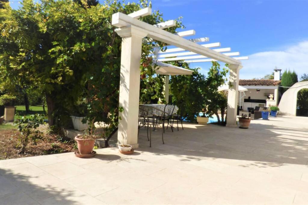 Ibis - Villa Avec Piscine, Jardin Et Parking Arles Buitenkant foto